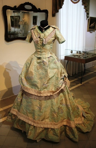 Платье на выставке