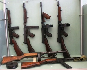 4 пистолета-пулемёта Томпсона США (стоят), лежат SUOMI пистолет-пулемёт Финляндия и ППШ-41 СССР