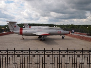 Реактивный самолёт в парке в Костроме